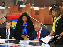 Signature de la declaration finale de la 20e Conference des Presidents des RUP